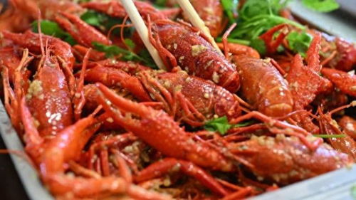 夜宵顶流 小龙虾,价格腰斩